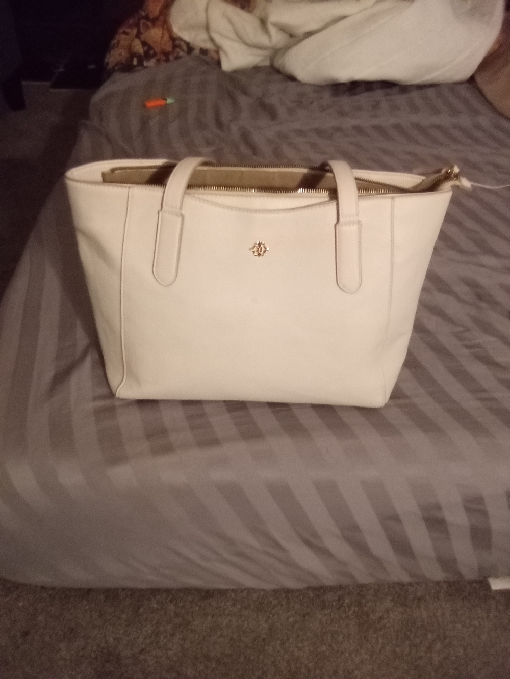 Elegant White Leather Tote Bag with Gold Accent